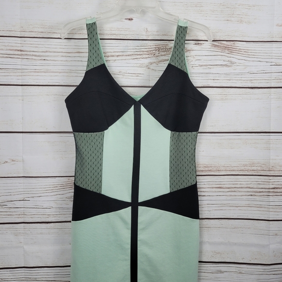 Kardashian Kollection | Crochet Overlay Bodycon Dr - Picture 2 of 7